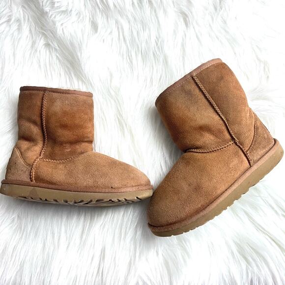 UGG Australia Little Kid’s Classic  Short Chestnut Boot Sz 3 - Picture 1 of 16